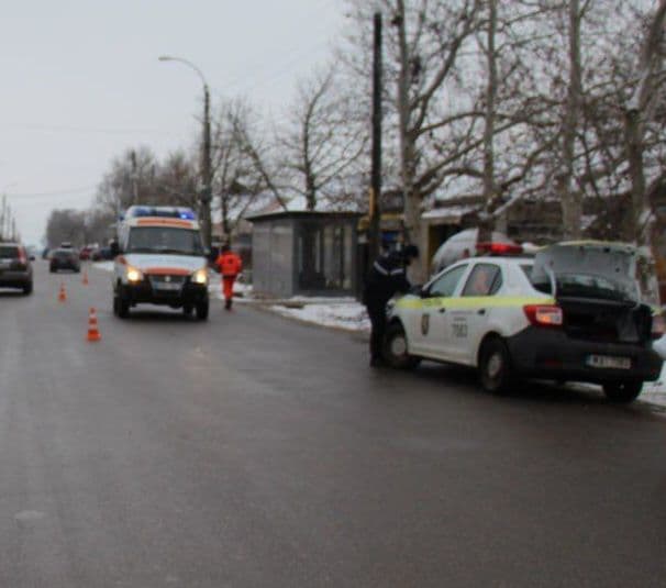 O fetiță din Basarabeasca a ajuns la spital după ce a fost lovită de o ambulanță