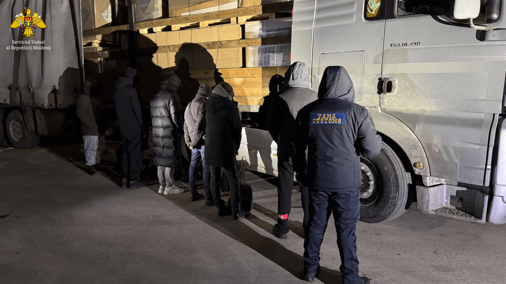 VIDEO // S-au ascuns într-un camion ca să ajungă ilegal în R. Moldova. Șase cetățeni străini, depistați de oamenii legii