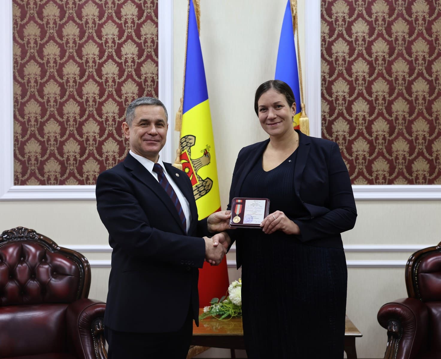 Șeful Oficiului NATO la Chișinău, decorat de ministrul Apărării la final de mandat