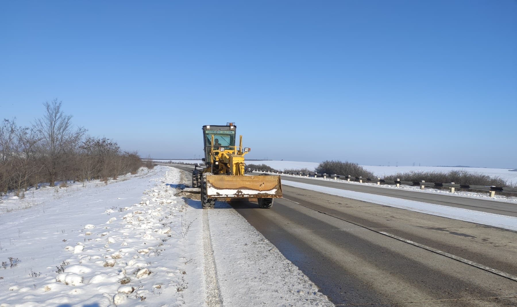 Drumurile naționale sunt practicabile: 59 de tone de sare au fost împrăștiate noaptea trecută