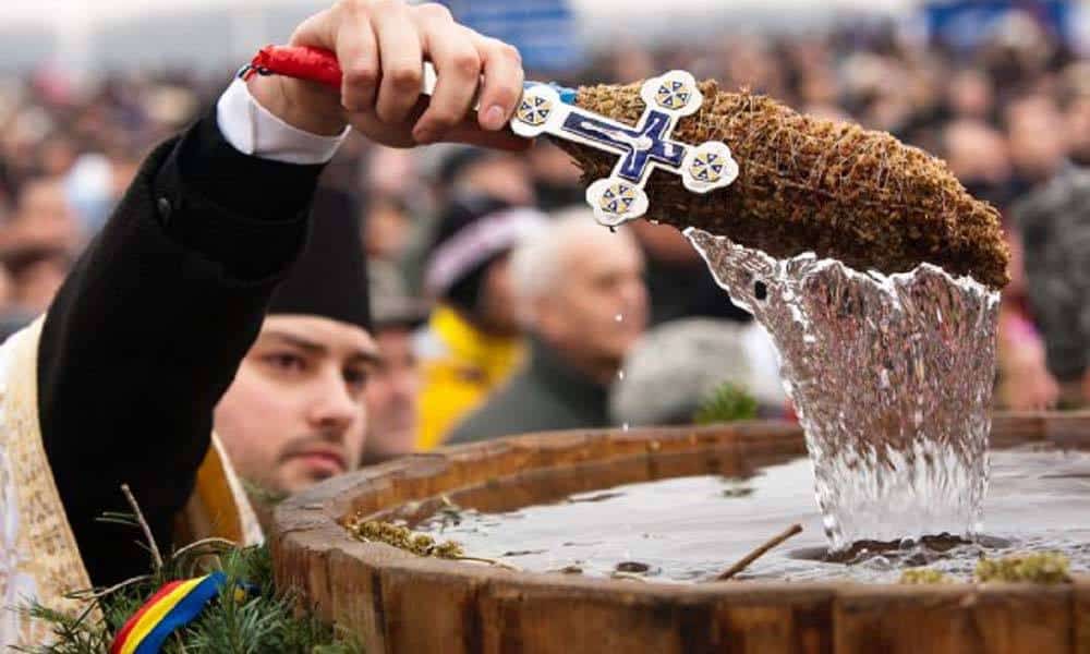 Creştinii ortodocşi sărbătoresc Boboteaza pe stil vechi. Tradiții și obiceiuri păstrate în această zi