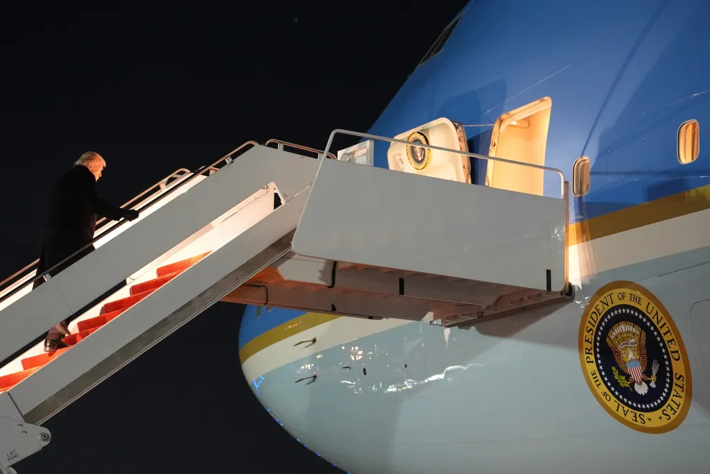 Avionul Air Force care-l ducea pe Donald Trump către Davos s-a întors din drum. Președintele american a schimbat aeronava