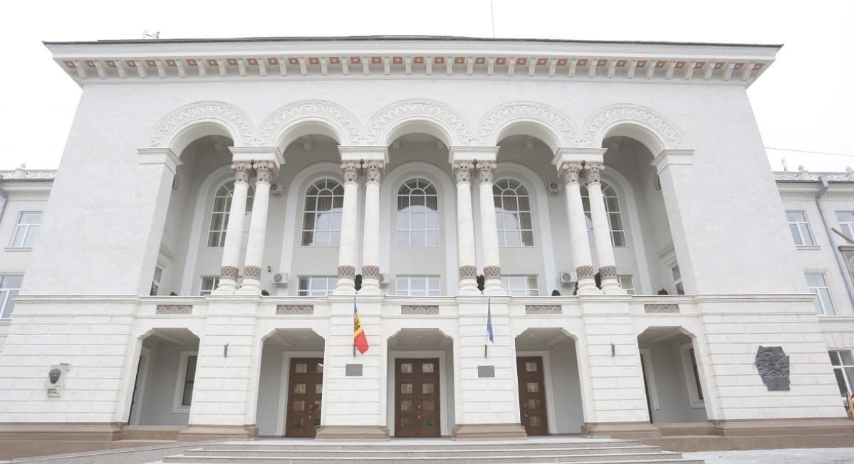 CSP a propus eliberarea din funcție a unei procuroare cercetate pentru corupție