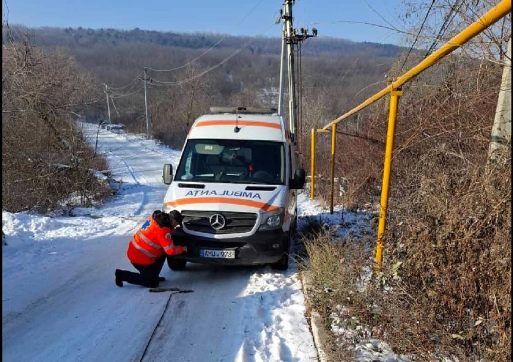 FOTO // Două ambulanțe, blocate din cauza ghețușului. Salvatorii au intervenit la fața locului