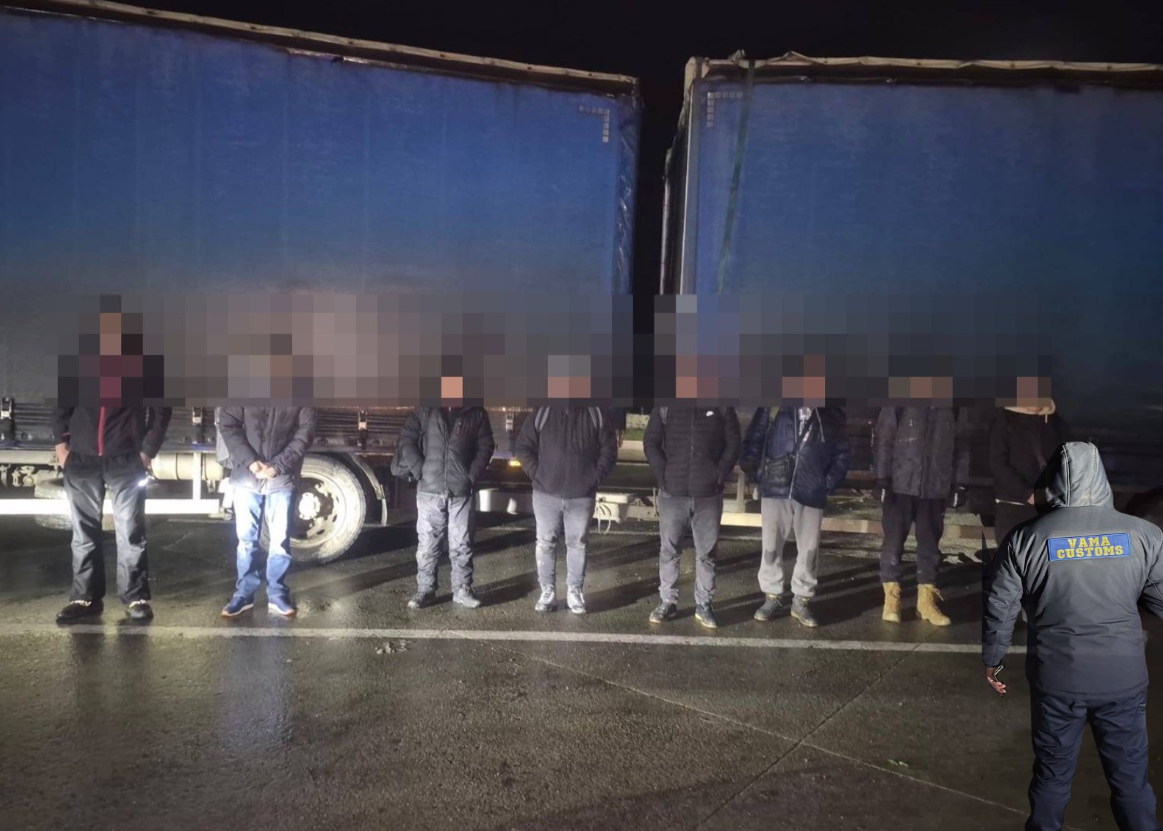 FOTO // Opt ucraineni, găsiți ascunși într-un camion la Palanca. Trei moldoveni, arestați pentru organizarea migrației ilegale