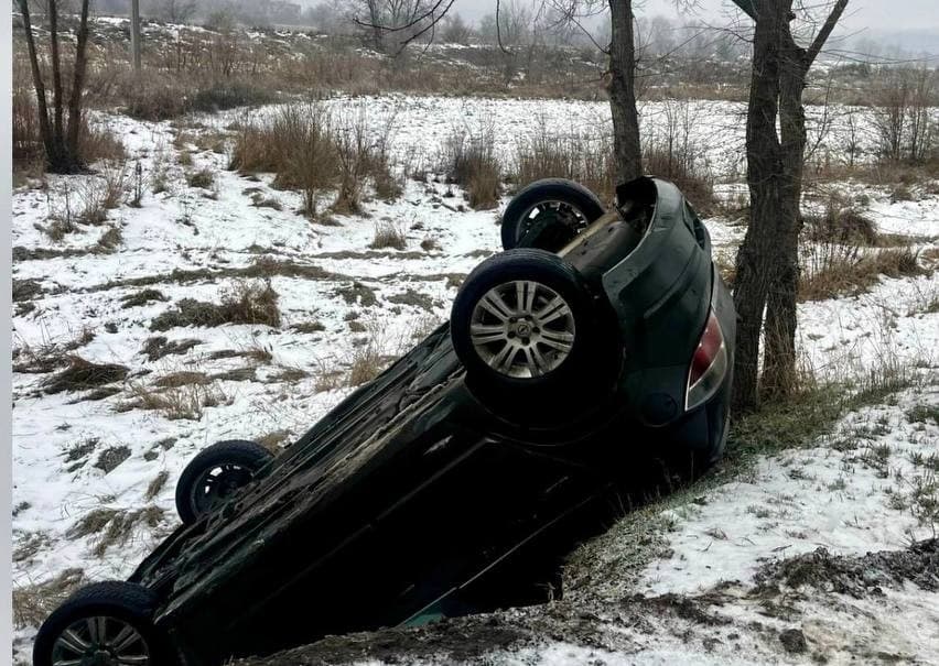 Un accident rutier a fost înregistrat din cauza poleiului și al neechipării corespunzătoare a unui autovehicul