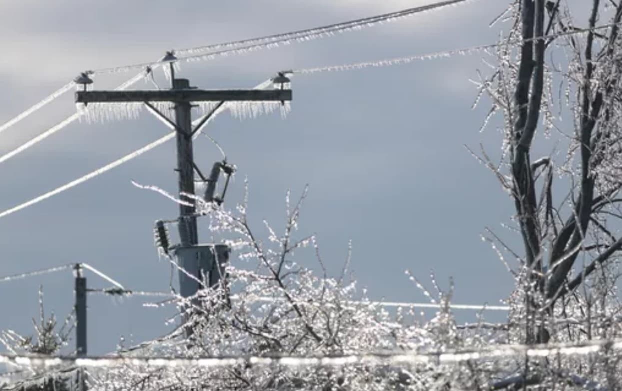 Rețele electrice afectate de polei: peste 25 de mii de consumatori au rămas fără curent