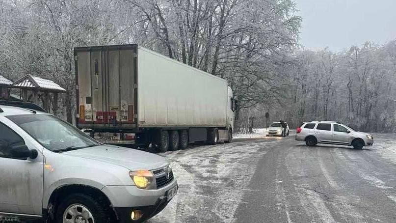 Condiții meteo severe: șoferii de tir, informați din timp despre drumurile impracticabile la intrarea în R. Moldova