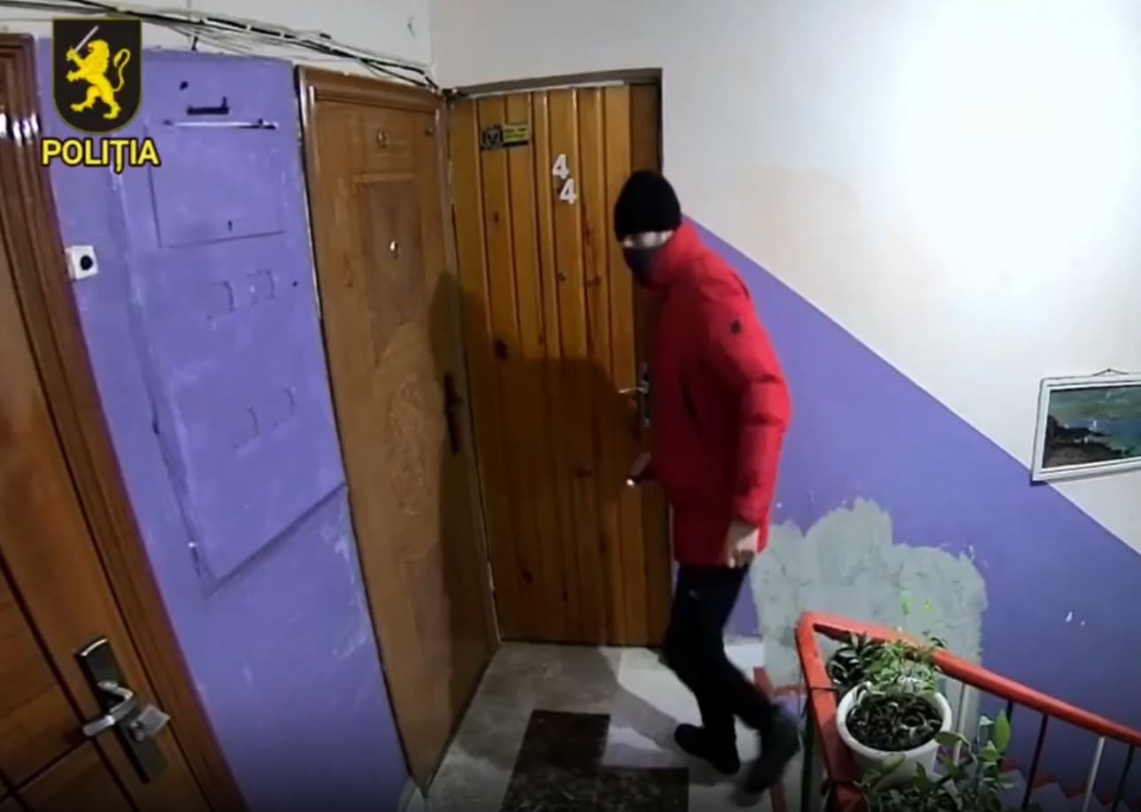 VIDEO // Ar fi comis cel puțin 12 furturi în doar două luni. Trei bărbați, reținuți de oamneii legii