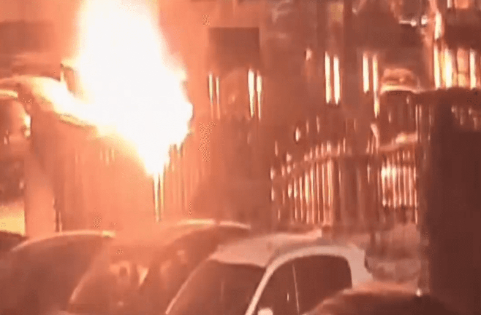 VIDEO // Au incendiat trei mașini într-o parcare din capitală. Doi străini, reținuți