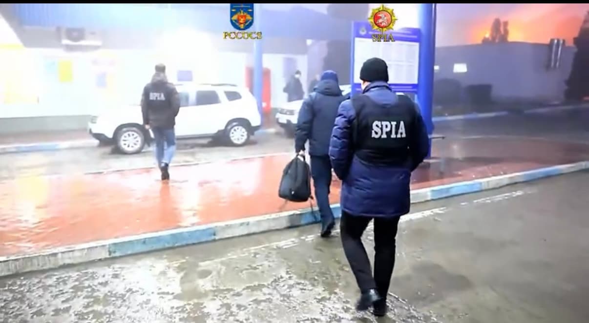 VIDEO // Luau până la 500 de dolari de la transportatori. Doi angajați ai postului vamal Giurgiulești, cercetați pentru corupție