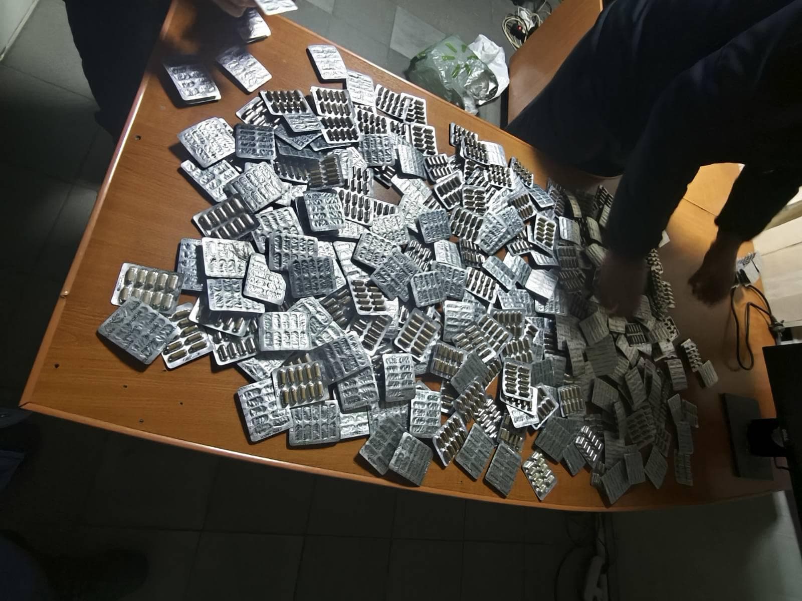 A încercat să aducă ilegal un lot de pastile în R. Moldova. Un cetățean străin, documentat de oamenii legii