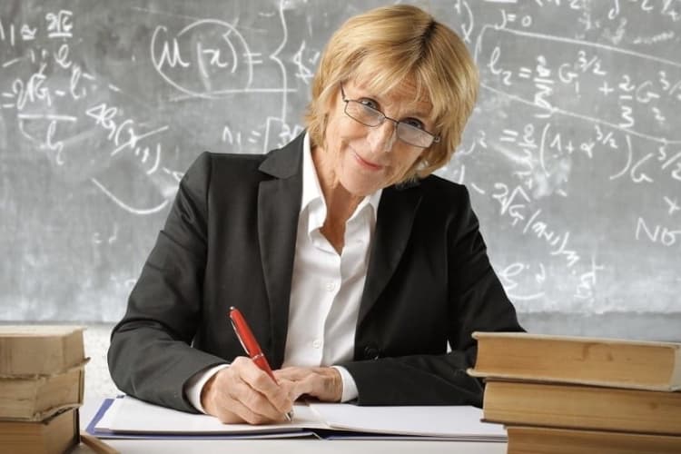 Mai puțină birocrație în școli. Profesorii vor putea transmite rapoarte online și vor putea munci la distanță în perioada vacanțelor