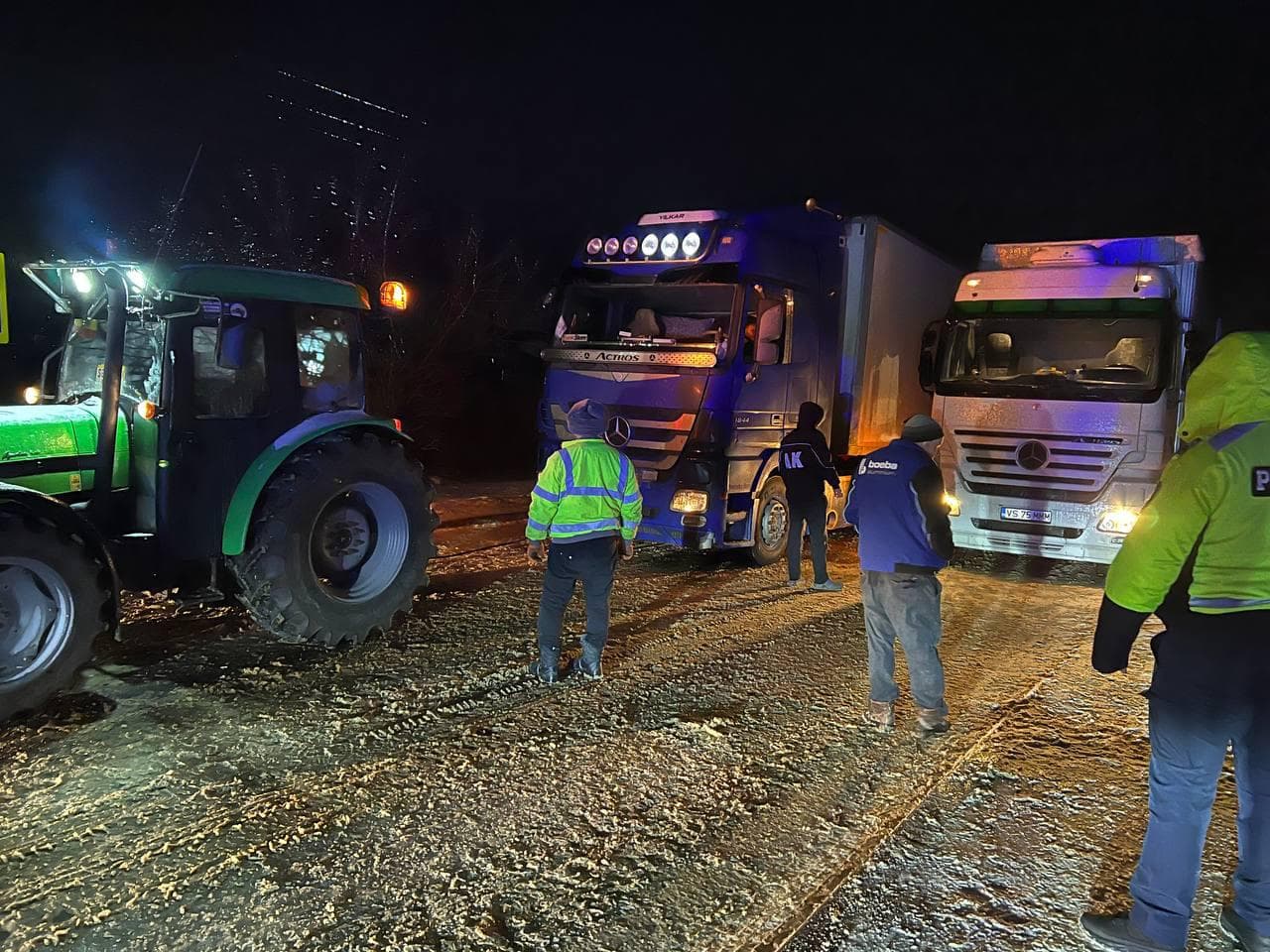 Noapte dificilă la Tudora: Mai multe camioane, blocate din cauza ghețușului. A fost necesară intervenția polițiștilor de frontieră