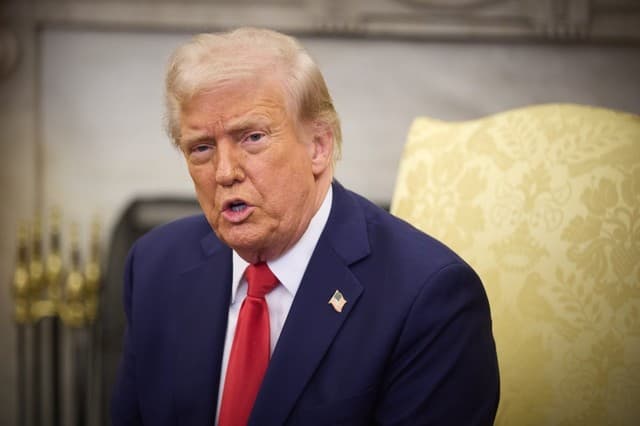 Dosarele Epstein. Donald Trump se întreabă dacă n-ar fi cazul să se treacă mai departe de acest subiect. El spune că „e păcat” că Peter Mandelson a demisionat din Camera Lorzilor