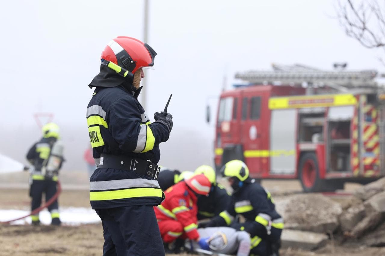 Un bărbat, salvat de angajații IGSU după ce a căzut într-o groapă de 10 metri
