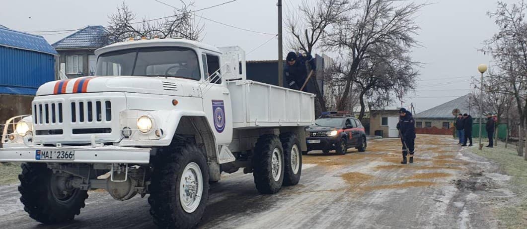 FOTO // Peste 100 de pompieri și salvatori, mobilizați pentru intervenții în condiții de ghețuș