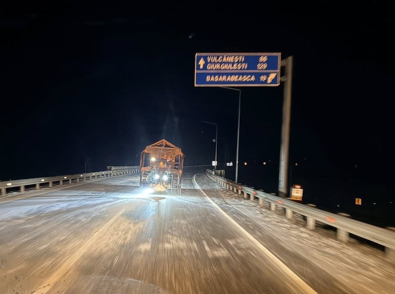 Circulație în condiții de iarnă pe drumurile naționale: carosabil parțial umed, pe alocuri acoperit cu polei sau zăpadă