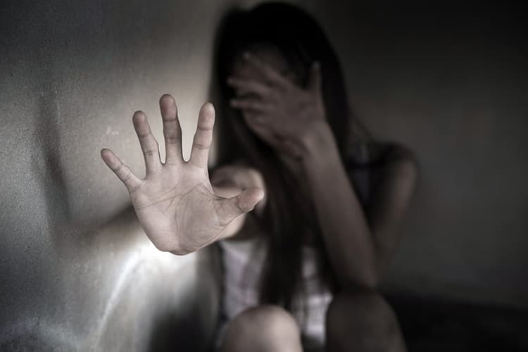 Au drogat și obligat o minoră să se culce cu până la șapte clienți pe zi. Trei persoane, condamnate la ani grei de închisoare