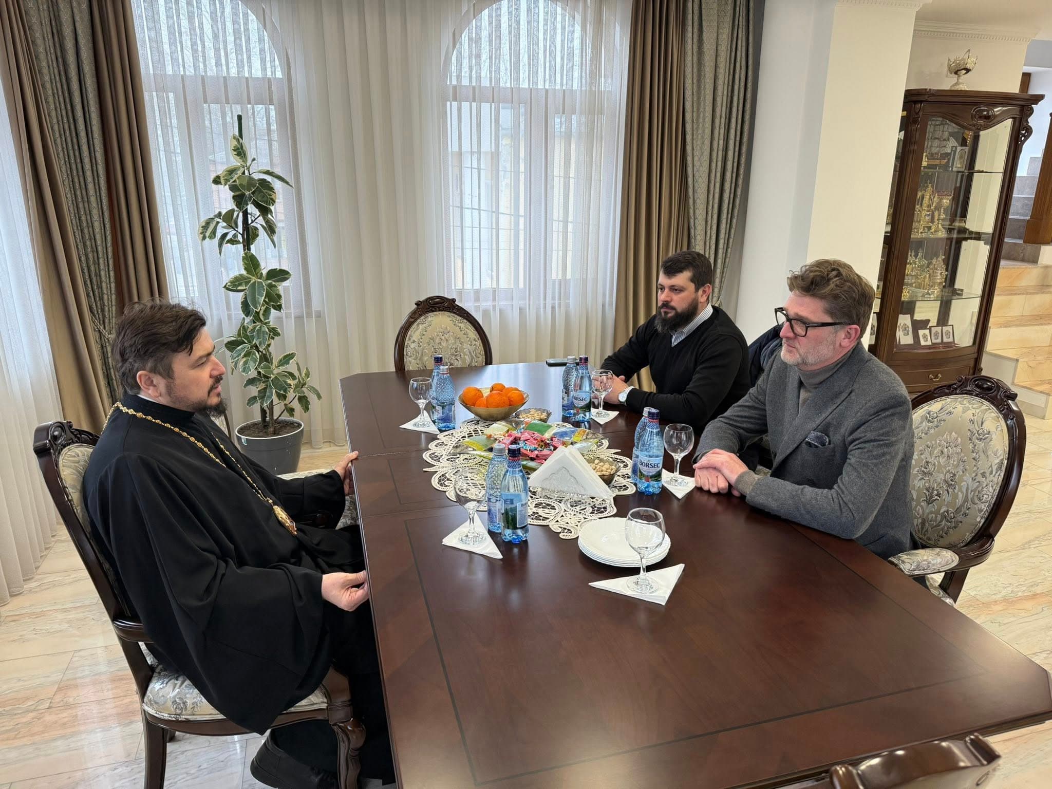 ФОТО // Посол Румынии в Кишиневе обсудил с Епископом Южной Бессарабии роль Церкви в жизни общества