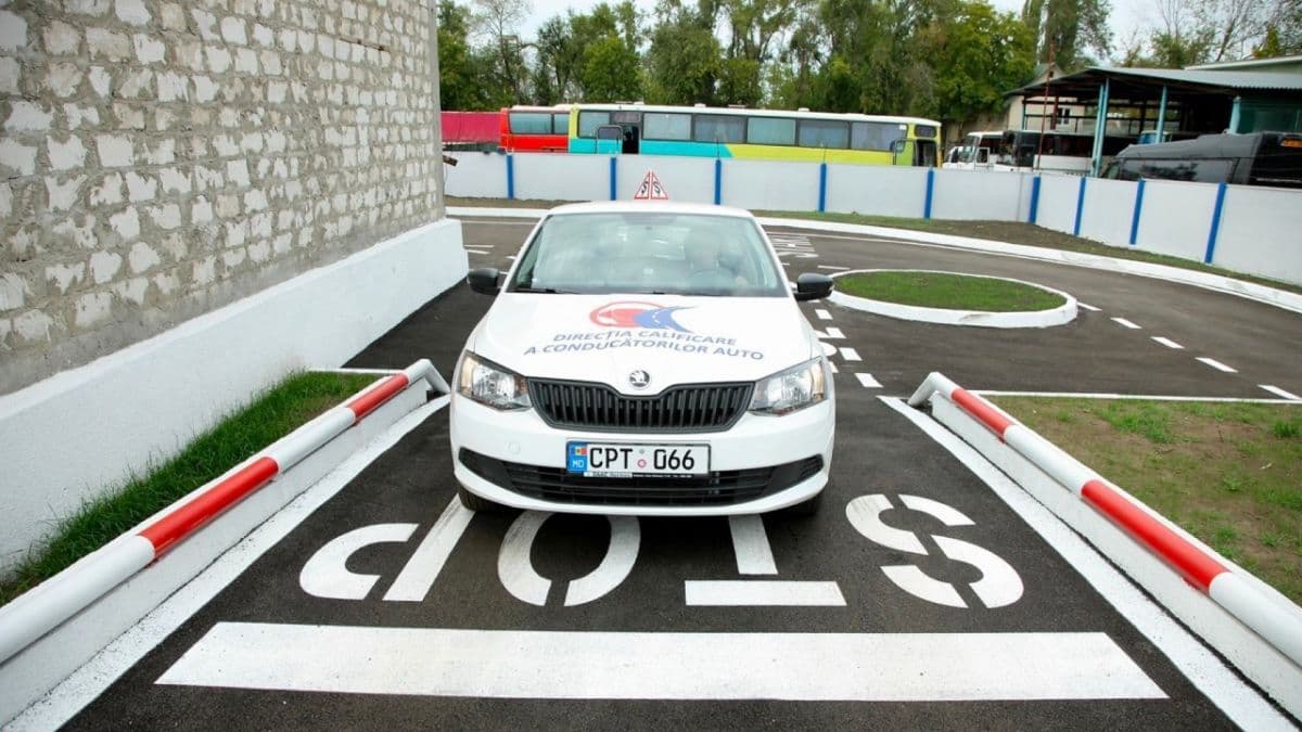 Mai multe școli auto riscă să piardă autorizația din cauza promovării slabe la proba practică