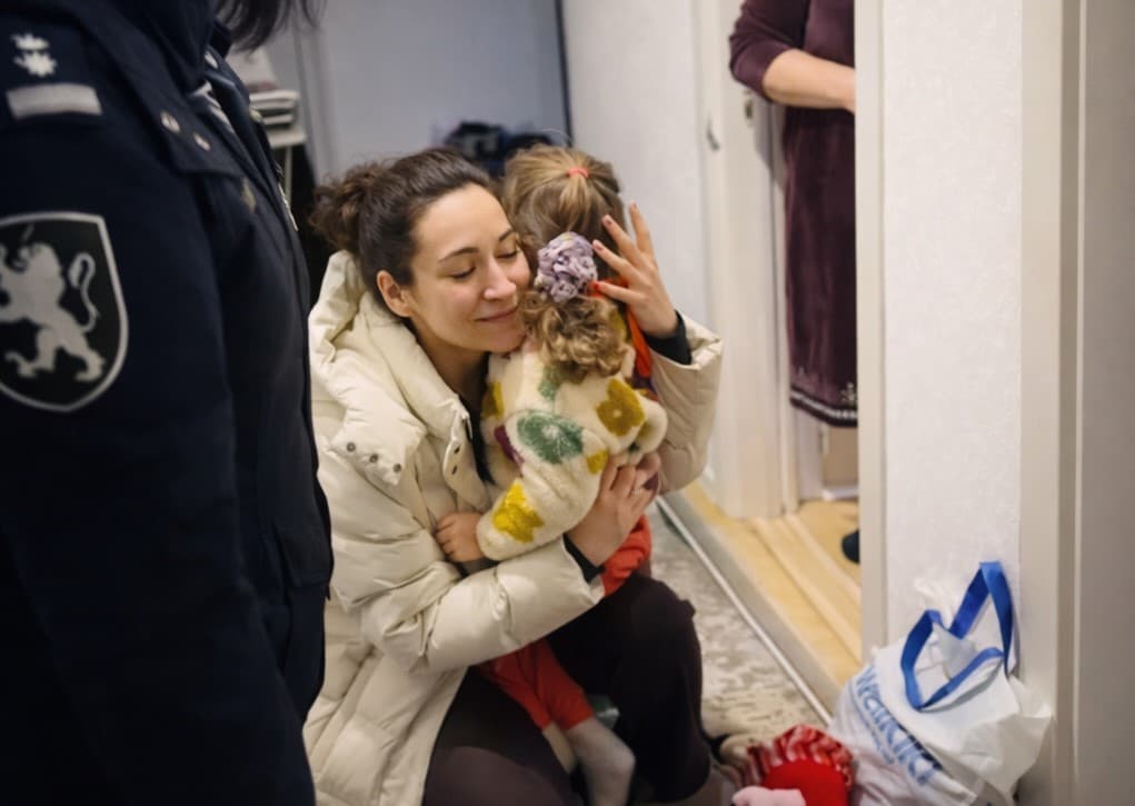 ВИДЕО // Похитил свою 3-летнюю дочь и сбежал в Молдову. Украинца задержали полицейские