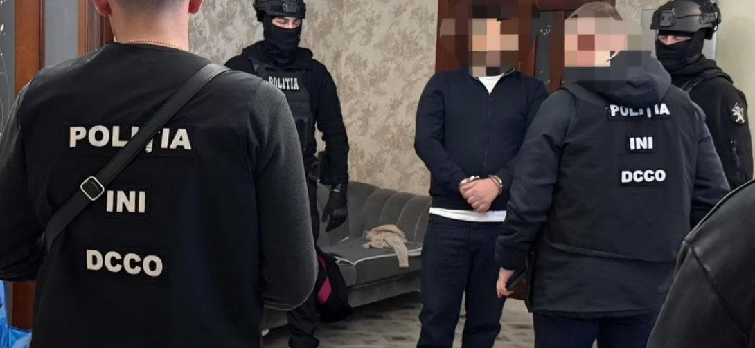 VIDEO // Au amenințat un tânăr cu moartea din cauza banilor pierduți la poker. Doi gemeni din capitală, reținuți