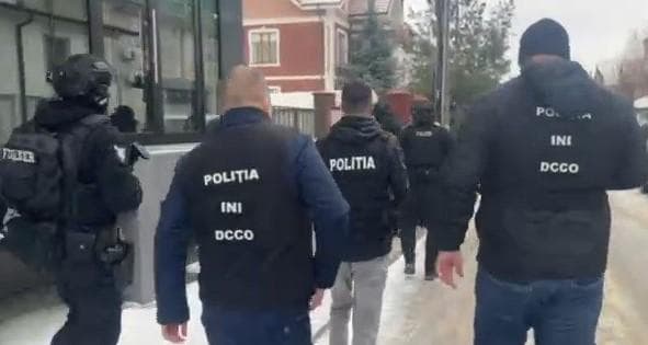 VIDEO // Percheziții în R. Moldova și România într-un dosar de escrocherii cu criptomonede. Două persoane, reținute
