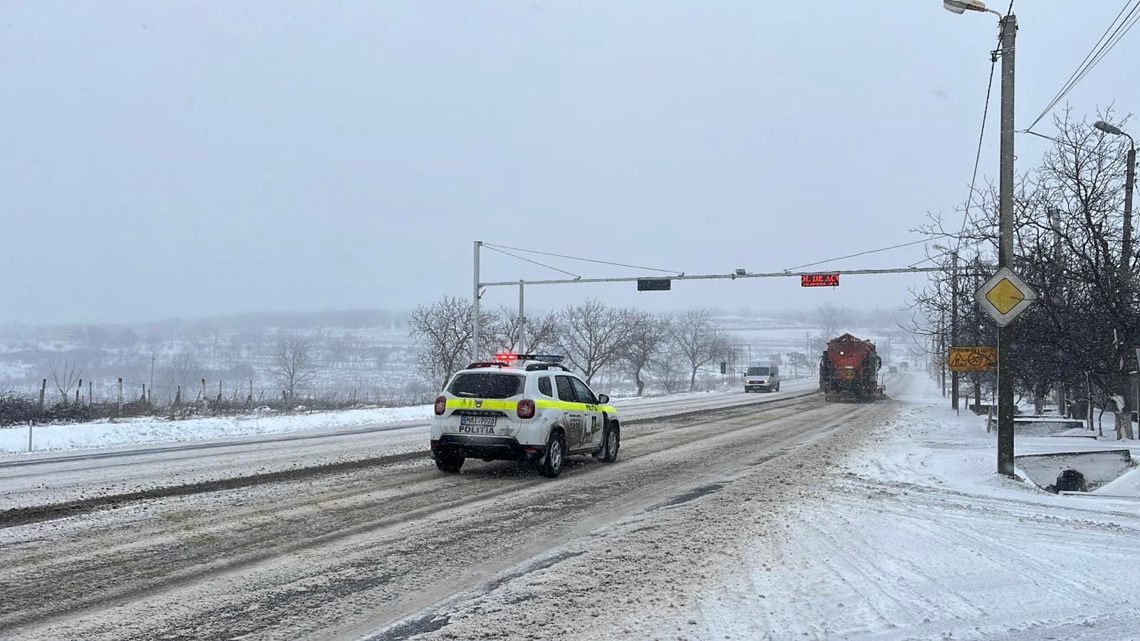 Meteorologii prognozează ninsori la noapte, ghețuș pe drumuri și ceață la Sud