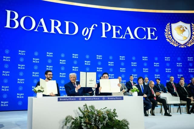 „Consiliul pentru Pace” are prima reuniune, la care participă peste 20 de ţări. Nicuşor Dan, unul dintre puţinii lideri UE prezenţi, reprezintă România cu statut de „observator”. Trump prezidează prima parte a lucrărilor, apoi pleacă din Washington
