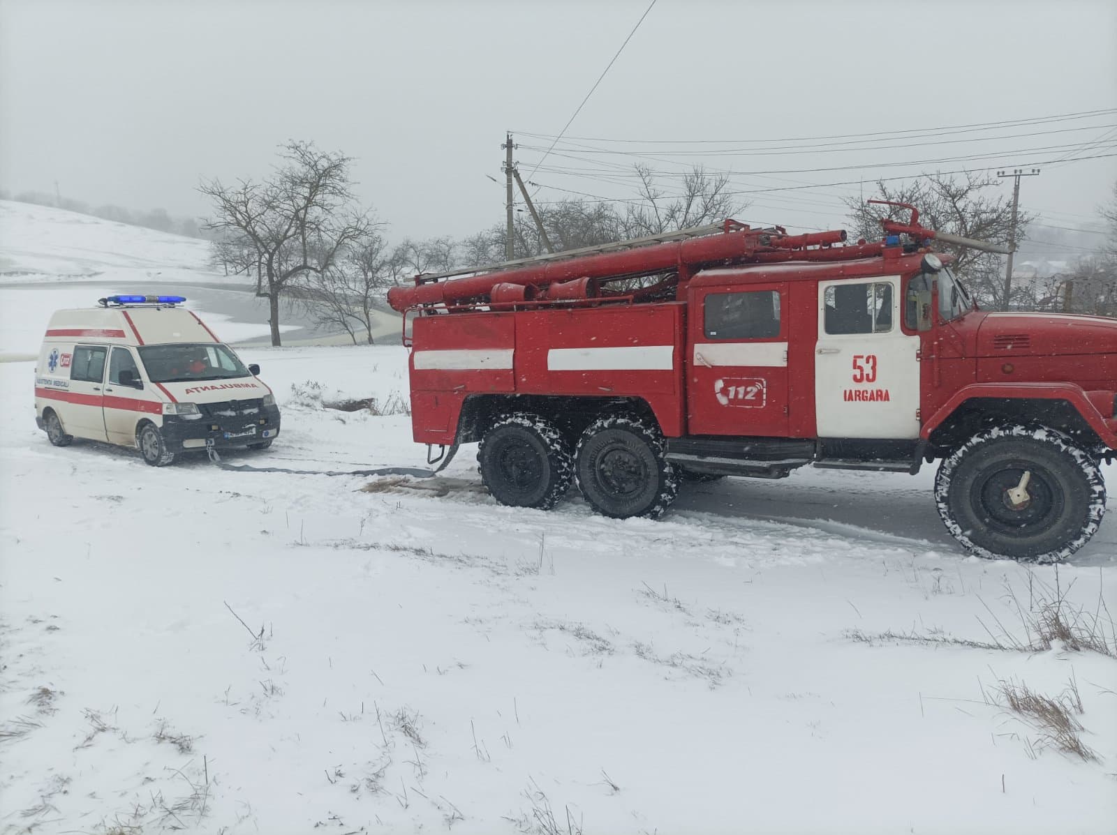 FOTO // Zeci de mașini deblocate și persoane salvate în ultimele 24 de ore: peste 80 de misiuni realizate de salvatori și pompieri