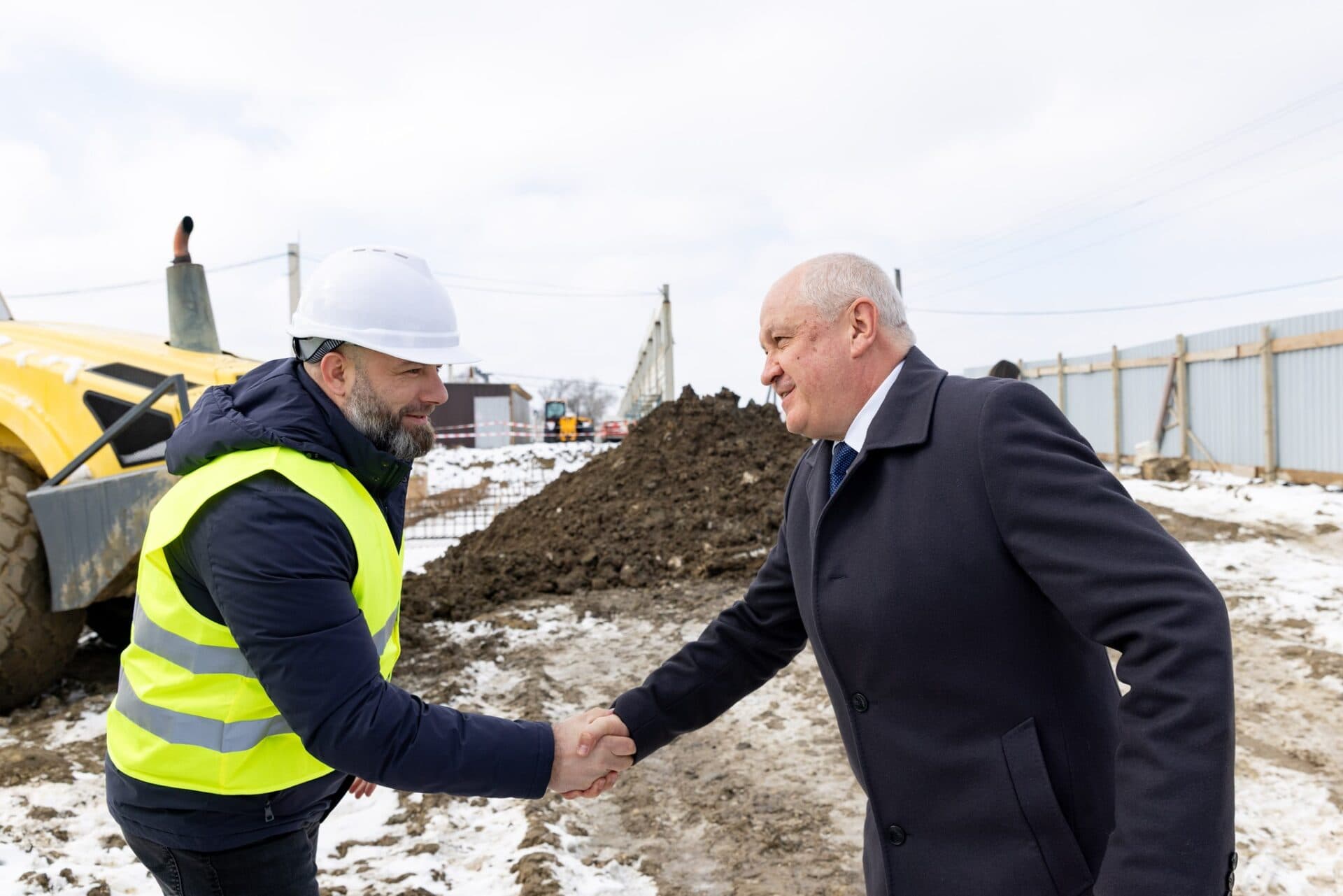 Premierul Munteanu, pe șantierul de la Trușeni: „Oportunități acasă pentru familii și tineri”