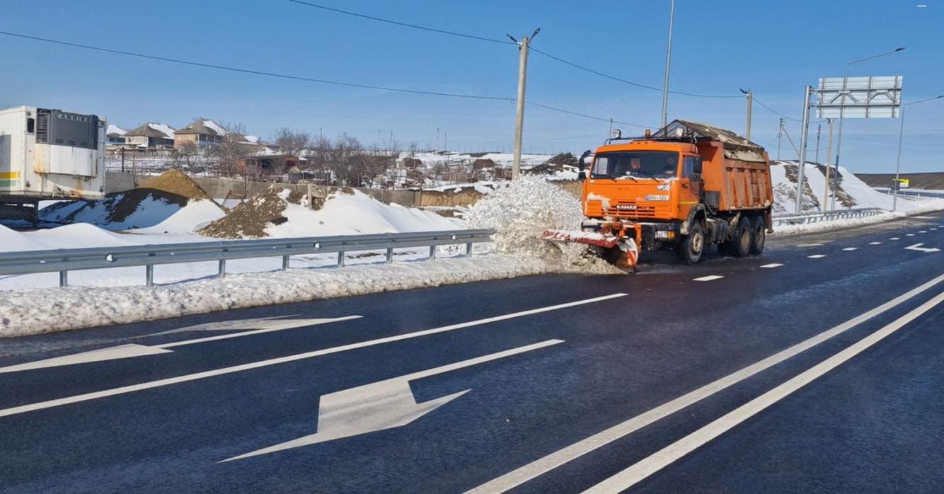 Trafic în regim de iarnă pe drumurile naționale din R. Moldova. Drumarii au intervenit în nordul și sudul republicii