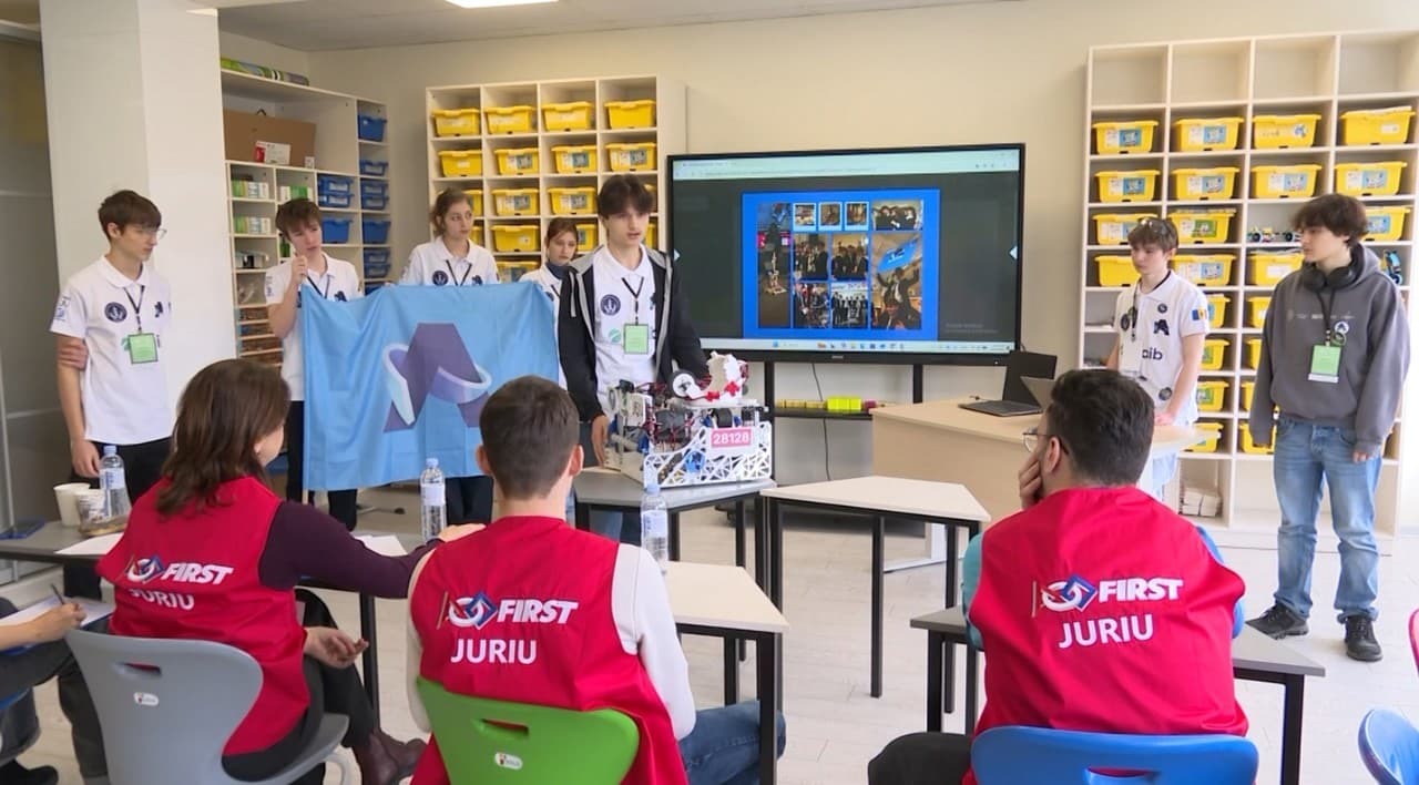FOTO // Campionat de robotică la Chișinău: 250 de elevi pasionați de tehnologii și-au prezentat invențiile