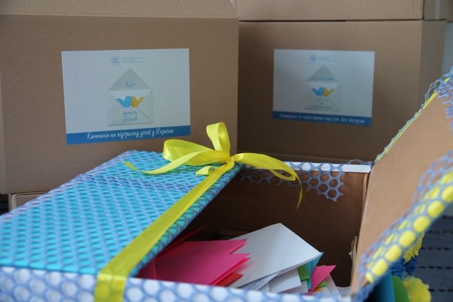 Mii de elevi din R. Moldova transmit mesaje de solidaritate copiilor din Ucraina prin campania „O scrisoare ține loc de îmbrățișare”