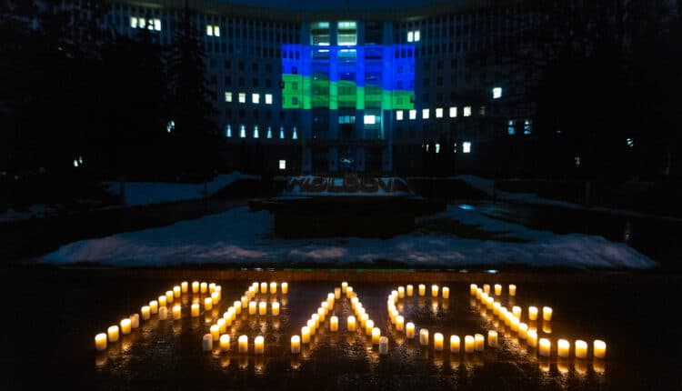 Patru ani de la invazia Rusiei în Ucraina // Chișinăul lansează un apel la pace și solidaritate. Clădirea Parlamentului, iluminată în culorile drapelului ucrainean