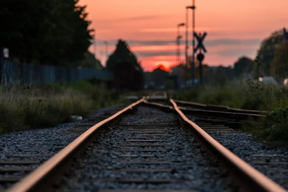 Poliția anunță două accidente grave: bărbat lovit de tren la Bălți și pieton decedat la Chișinău