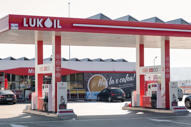SUA încetineşte vânzarea activelor Lukoil pentru a creşte presiunea asupra Moscovei în negocierile de pace privind Ucraina