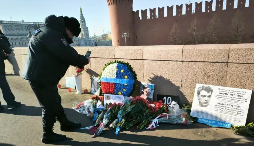 Румыния бросила вызов Путину. Румынский посол в России возложил цветы на место убийства бывшего оппозиционера Бориса Немцова