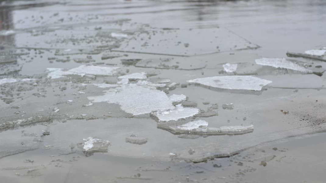 Au ignorat avertismentele și au căzut sub gheață. Două minore, salvate în parcul „Valea Trandafirilor”