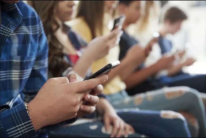 Atenție la escroci! O nouă schemă cu SMS-uri false, care cer achitarea unei presupuse „taxe de drum restantă”