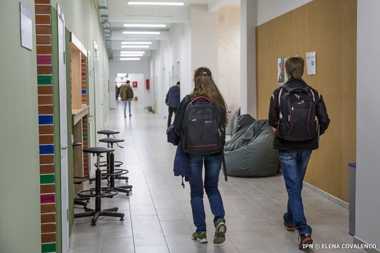 Profesorii din 110 școli vor învăța să prevină bullyingul, în cadrul unui program național