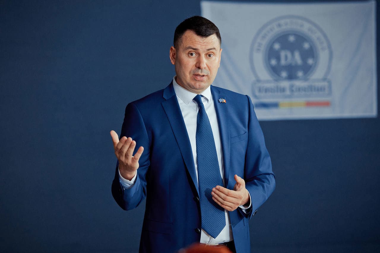 Vasile Costiuc, tras pe dreapta de Poliție. A rămas fără plăcuțele de înmatriculare și urmează să achite două amenzi