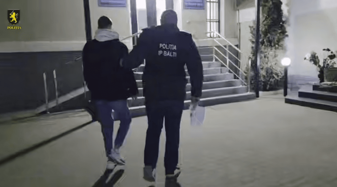 VIDEO // Ar fi înșelat un bărbat de sute de mii de lei. Doi tineri din Bălți, arestați pentru escrocherie