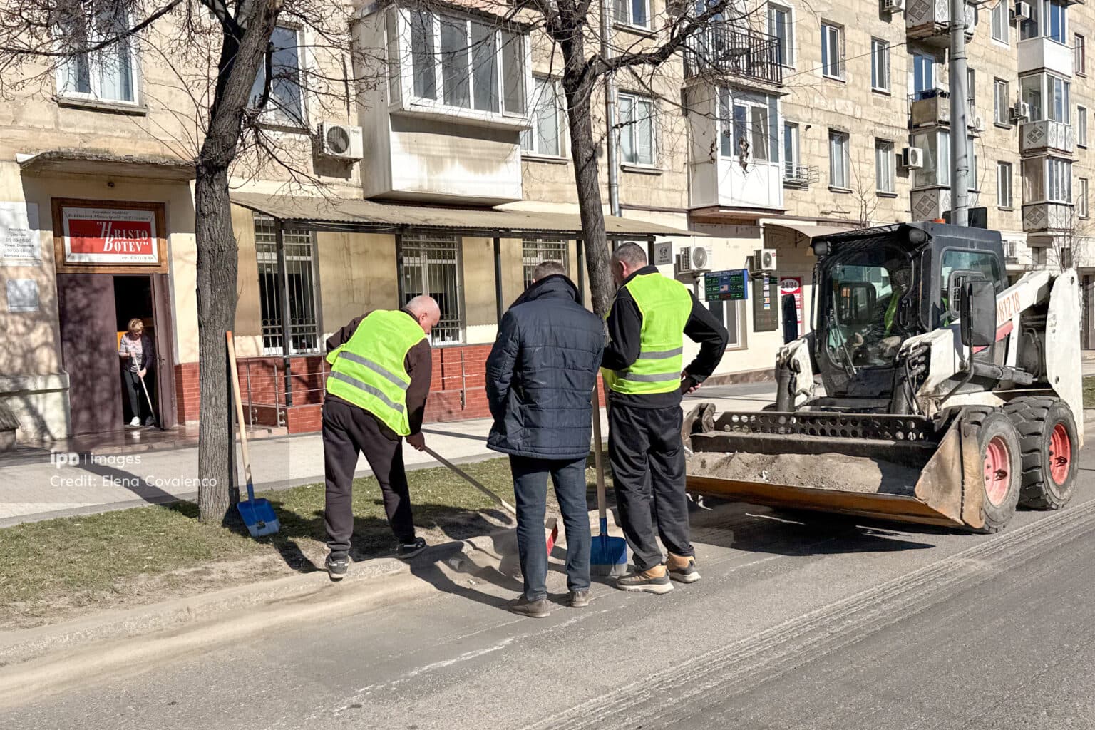 Ample activități de salubrizare a spațiilor publice în Chișinău, până la sărbătorile pascale