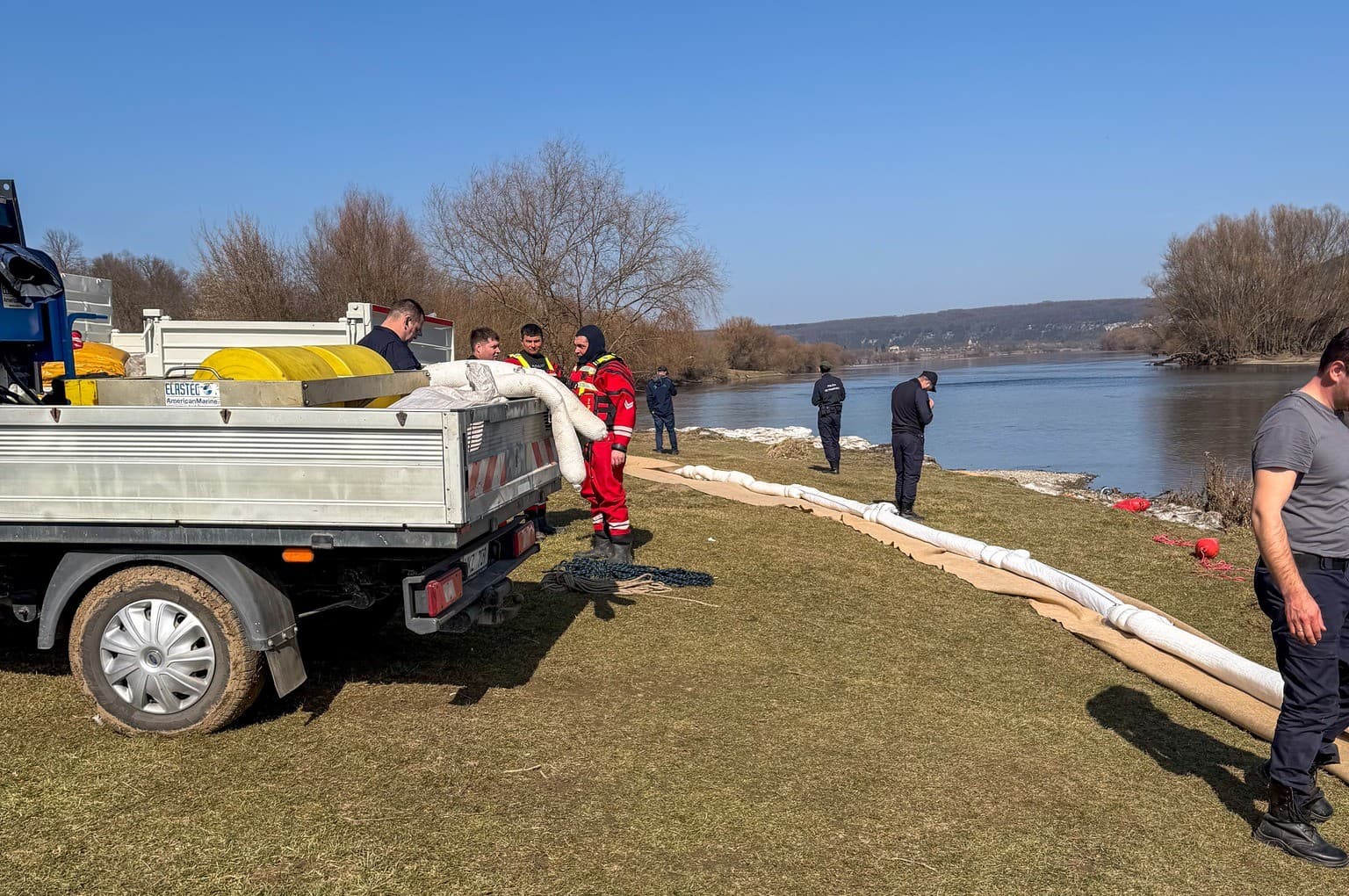FOTO // Specialiștii din România vin în ajutor la curățarea substanței petroliere de pe Nistru