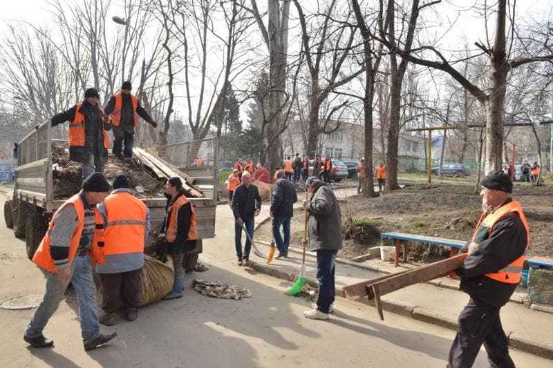 În capitală a început curățenia de primăvară