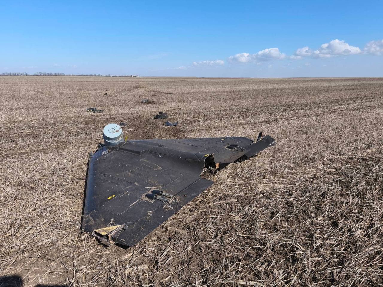 FOTO // Drona găsită la Tudora are încărcătură explozivă. Geniștii vor efectua o detonare controlată