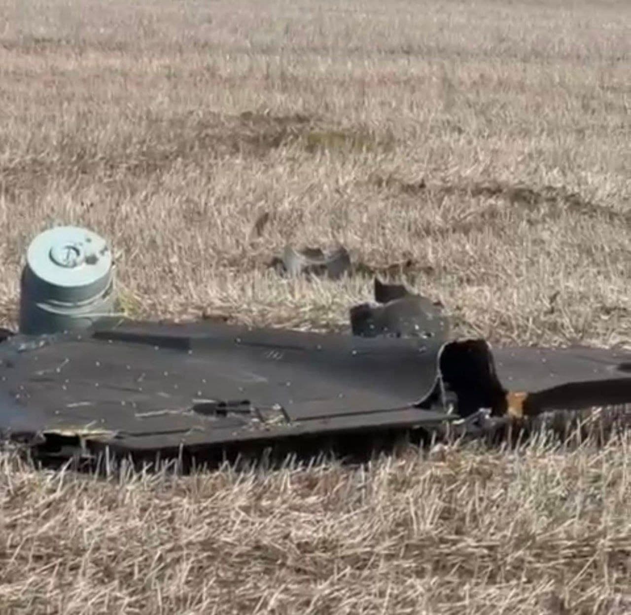VIDEO // ”Cadou de la Putin!” Proprietarul terenului de la Tudora, pe care a căzut o dronă, despre cum a găsit aparatul de zbor