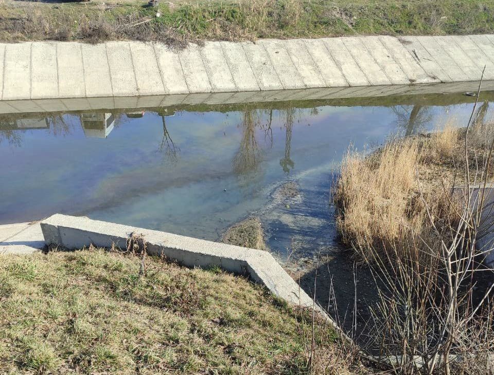 FOTO // Pete de ulei, observate pe râul Bâc în zona municipiului Chișinău
